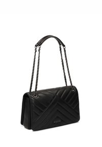 Borsa a mano in pelle nera con un motivo a zigzag trapuntato, dotata di una tracolla a catena e hardware in argento. Il design è strutturato e rettangolare.