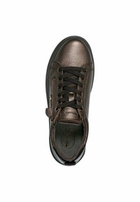 Sneaker in pelle marrone con finitura testurizzata, chiusura con lacci neri, zip laterale e soletta imbottita; suola piatta in gomma.
