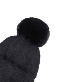Berretto in pelliccia nera con una texture morbida e un grande pompon nero e soffice sulla parte superiore. Il design è rotondo, offrendo calore e copertura.
