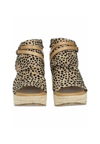 Sandály na klínu s béžovým vzorovaným textilním svrškem, otevřenou špičkou a dvěma nastavitelnými hnědými popruhy; platforma obšitá jute. 