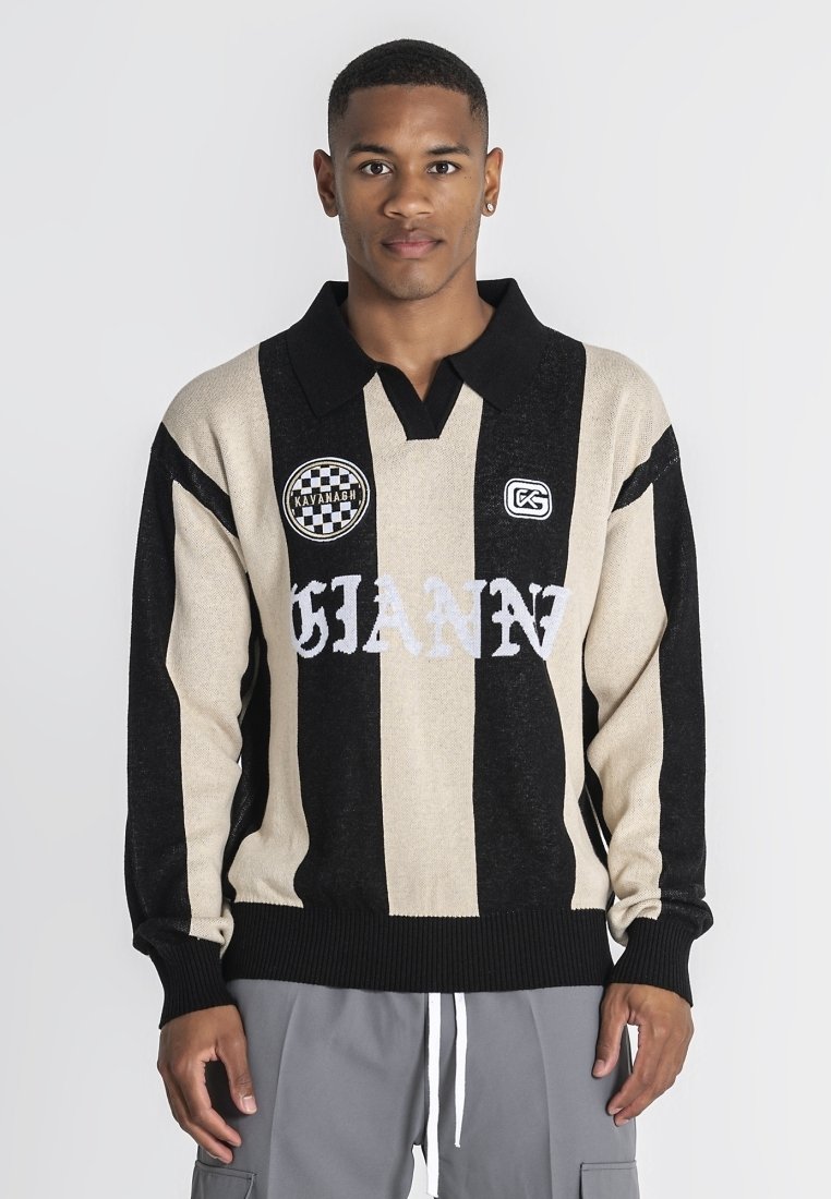 Suéter a rayas negro y beige con cuello tipo camisa, con "GIANNI" en blanco y dos parches en el pecho, puños y bajo acanalados.