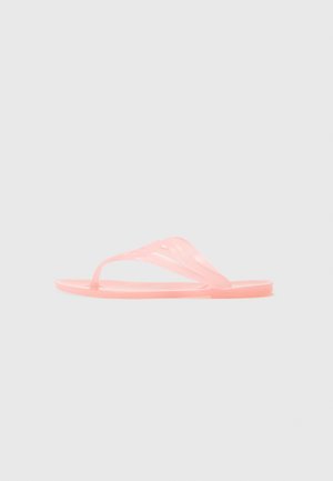 Rosa plastisk flip-flop med et minimalistisk design, som har tynne stropper og en flat såle, begge gjennomsiktige med en glatt tekstur.