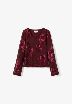 Bordový dlouhý rukáv s výstřihem do V, zdobený květinovou výšivkou a průhlednou texturovanou tkaninou. Doplňky zahrnují podrobné květinové vzory.