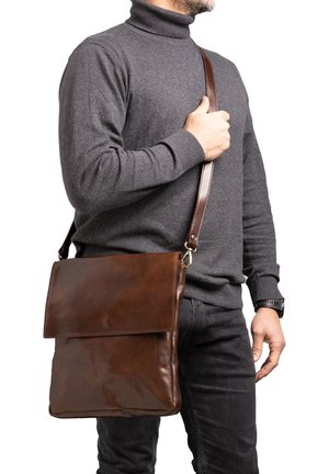 Bruine leren schoudertas met een flap en een verstelbare strap. Glad oppervlak, rechthoekige vorm en eenvoudige ontwerpdetails.