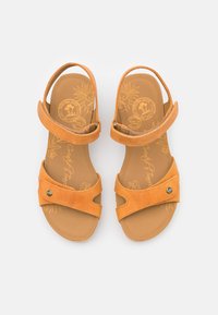 Orange lädersandaler med två justerbara remmar, en mjuk fotbädd och en logotyp präglad på innersulan.