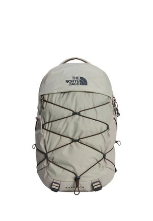 Mochila North Face Borealis de color gris claro con bungee elástico frontal, asa superior y bolsillos laterales con cremallera.