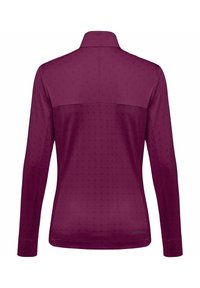 Långärmad pullover i mörk burgundy. Tillverkad av ett slätt tyg med en subtil korsmönstrad struktur och en hög krage.