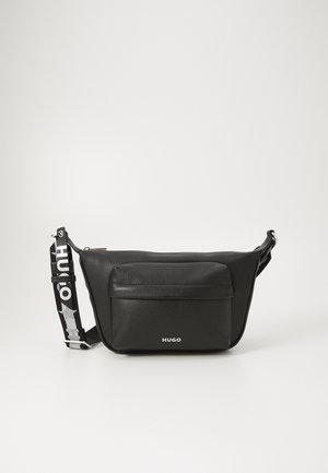 Sac bandoulière en cuir noir avec poche avant et sangle réglable avec texte blanc "Hugo" et motif étoile.
