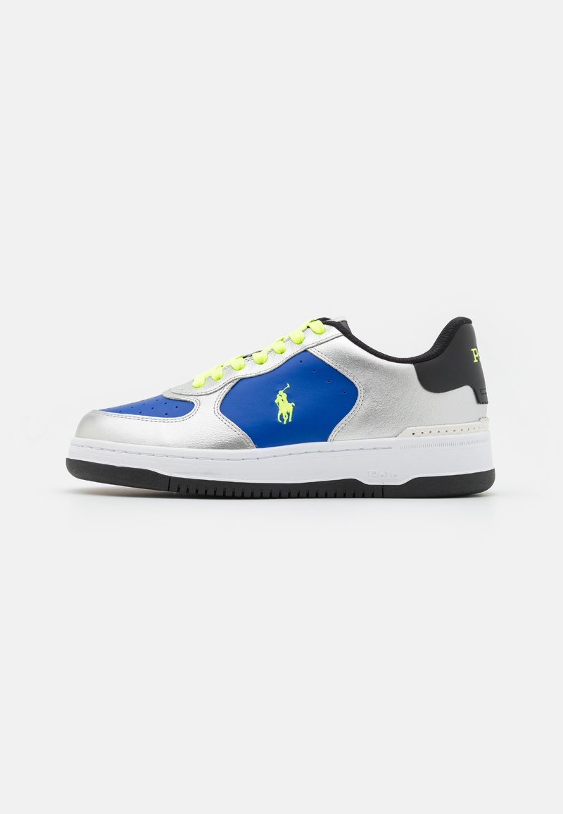 Baskets basses avec des panneaux métalliques argentés et bleus, des lacets jaune néon, un talon noir et une semelle blanche portant un logo de joueur de polo sur le côté.