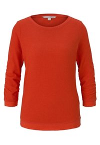 Camisa roja de manga larga con textura acanalada, escote redondo y un corte relajado. Incluye un dobladillo recto y sutiles detalles de costura.