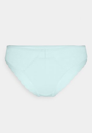 Helle blaue Unterwäsche mit gewellten Kanten und einem Spitzenmuster. Hergestellt aus einem glatten, elastischen Material, das ein schlichtes Design ohne Beschläge aufweist.