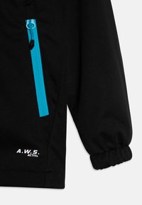 Sort jakke med en lys blå lynlås, der har en indsamlet manchett og "A.W.S. ACTIVE" branding i hvidt langs sømmen.