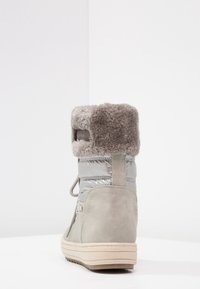 Boot invernale grigio con collare in morbida pelliccia grigia, parte superiore in nylon argento liscio e parte inferiore in suede testurizzato, dotato di suola in gomma per una migliore aderenza.