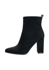 Bota de tobillo de ante negro con punta afilada, tacón ancho y un acento de lazo en la parte trasera. Textura suave y diseño minimalista.
