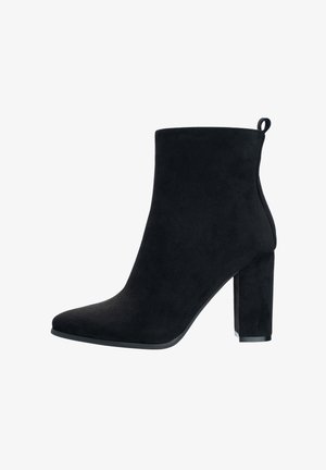 Stivale alla caviglia in suede nero con punta affusolata, tacco a blocco e un dettaglio ad anello sul retro. Texture liscia e design minimalista.