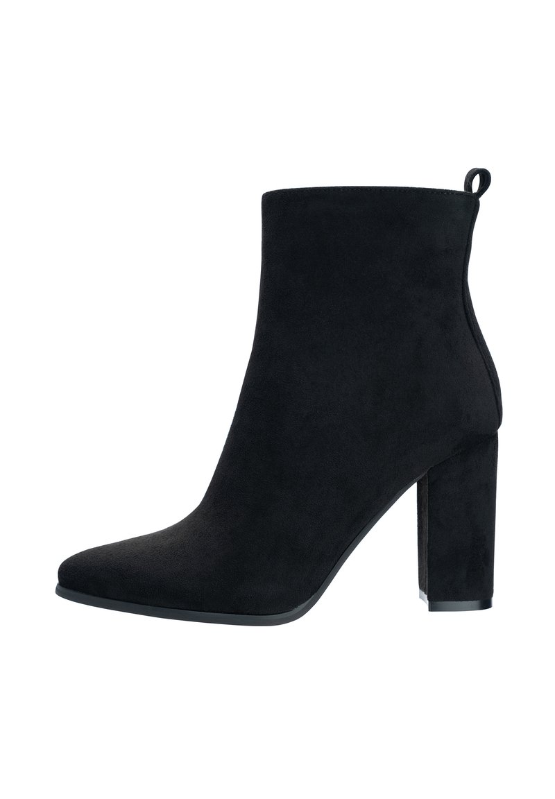 Bota de tobillo de ante negro con punta afilada, tacón ancho y un acento de lazo en la parte trasera. Textura suave y diseño minimalista.