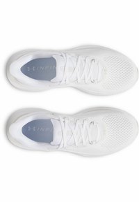 Zapatillas deportivas blancas con parte superior de malla transpirable, cordones planos, cuello acolchado y plantilla gris etiquetada como "INFIN". Diseñadas para la comodidad y el rendimiento.