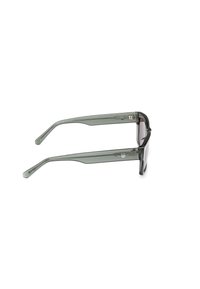 Ochelari de soare cu un design elegant și unghiular, cadru transparent de culoare gri și lentile întunecate. Prezintă brațe subțiri cu accente subtile.