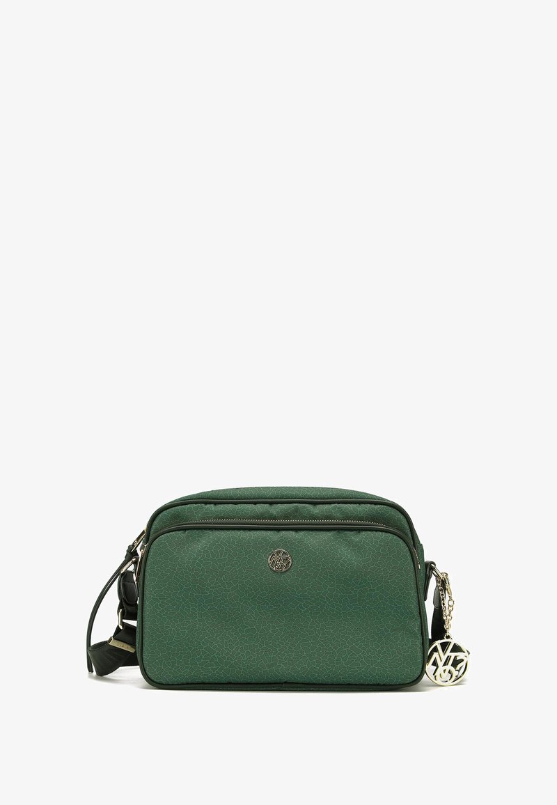 Borsa a tracolla verde con texture, dotata di due scomparti con zip, hardware dorato e un charm decorativo con logo. Inclusa una tracolla regolabile.