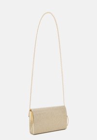 Borsa clutch metallica color oro, con superficie texture, forma rettangolare e lunga tracolla a catena. Design semplice con chiusura a pattina.