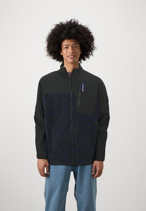 Black and dark blue fleece jacket with zip closure, high collar, and a chest pocket featuring a blue wave pattern and branding.