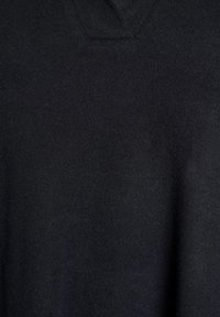 Svart stickad tröja med V-ringad design, med en slät textur och medel tjocklek. Inga synliga mönster eller detaljer.