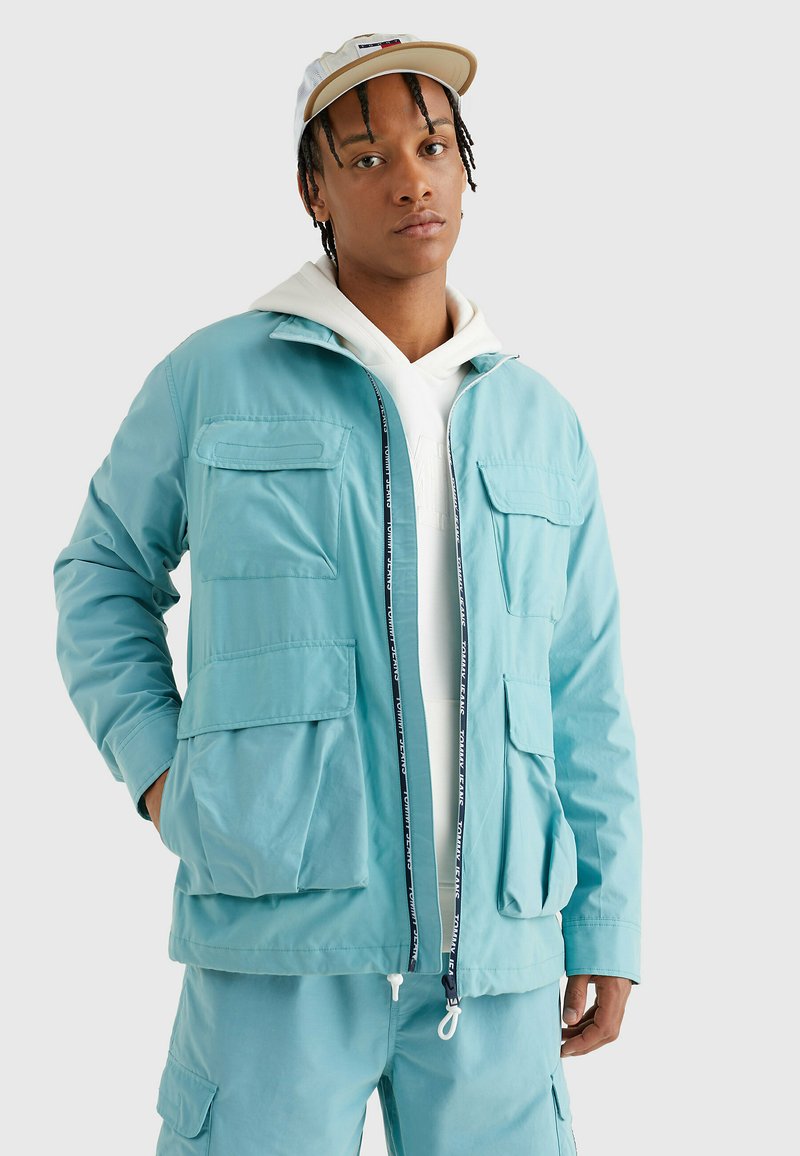 Tommy Jeans Lehká bunda - crest