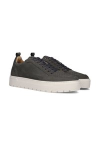 Grijze leren sneakers met een textuurafwerking, ronde neus, donkere veters, een gevoerde kraag en een witte rubberen zool met diepe groeven.