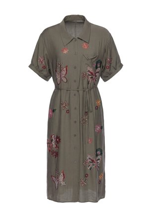 Olivgrünes Hemdkleid mit kurzen Ärmeln, Taillengurt, Brusttasche und rosa, roten und orange bestickten Schmetterlingen und Blumen.