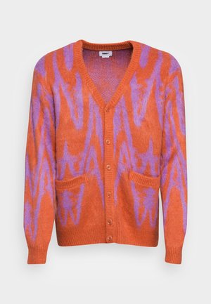 Knopfstrickjacke mit V-Ausschnitt, versehen mit einem abstrakten Muster in Orange und Lila, langen Ärmeln und zwei Fronttaschen.
