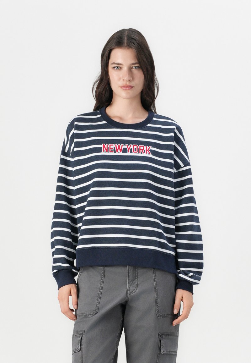 Marine- og hvitstripet sweatshirt med "NEW YORK" brodert i rødt, med rund hals og ribbestrikkede mansjetter og nederkant.