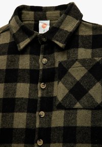Geknöpfte braun-schwarz karierte Flanellshirt mit Kragen und Tasche auf der linken Brust.