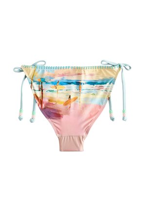 Bunte Bikinihöschen mit seitlichen Bändern, die eine gemalte Strandszene mit Surfern und Meereswellen unter einem pastellfarbenen Himmel zeigen.