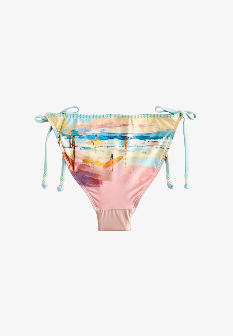 Bas de bikini coloré avec liens sur les côtés, représentant une scène de plage peinte avec des surfeurs et des vagues océaniques sous un ciel pastel.