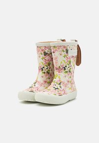 Bottes de pluie en caoutchouc fleuries avec une base blanche, ornées de fleurs roses et de feuilles vertes, semelles blanches texturées et un accent en cuir beige.