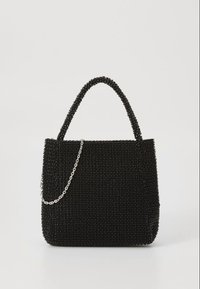 Sort taske lavet af små perler, med en struktureret form, to perlehåndtag og en aftagelig sølvfarvet kæderem.