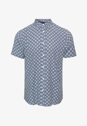 Camisa de manga corta con botones, con un patrón floral geométrico en tonos azul y blanco, y cuello mandarín.
