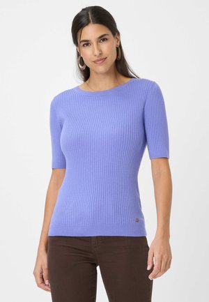 Lichtpaarse ribgebreide short-sleeve trui met een ronde halslijn. Heeft een getailleerd ontwerp en een klein logoaccent aan de onderkant.