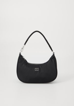 Bolso de mano de nylon negro con forma curva, pequeño zipper plateado y un asa corta. Presenta un logo metálico de la marca en la parte frontal.