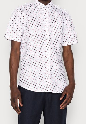 Chemise à manches courtes à boutons en tissu blanc avec un petit motif floral rouge. Comprend une poche poitrine et un col standard.