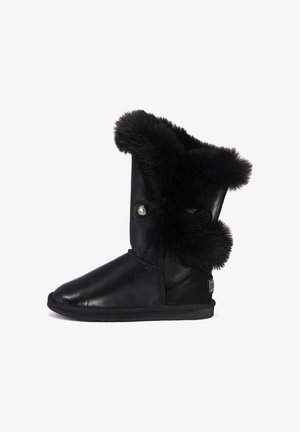 Botas de tobillo de cuero negro con un cuello de pelaje sintético, punta redondeada, acento decorativo de botón y suela plana. Textura suave en toda la bota.