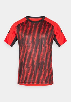 Camiseta deportiva roja con un patrón gráfico negro, mangas raglán y cuello redondo. Fabricada con un material ligero y transpirable.