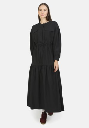 Robe noire à manches longues avec des boutons sur le devant, ceinture à la taille, deux poches poitrine et jupe en couches. Fabriquée dans un tissu doux avec une silhouette décontractée.