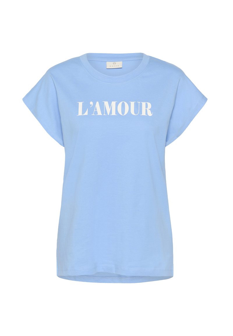 Lichtblauw T-shirt met korte mouwen en witte tekst "L'AMOUR" gedrukt op de borst, ronde hals en opgevouwen mouwen.
