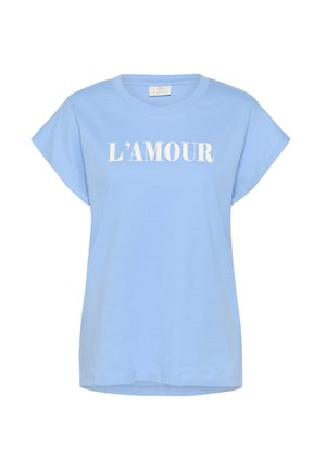 T-shirt en coton bleu clair avec des manches courtes et le texte "L’AMOUR" en blanc sur le devant. Tissu doux et coupe décontractée.