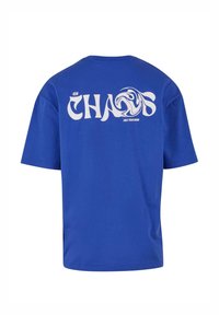 Blå bomulds t-shirt med stort hvidt tekst "CHAOS" og et svømmedesign på ryggen. Korte ærmer og klassisk crew neck.