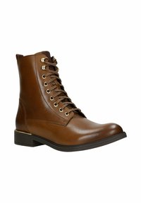 Brązowe skórzane botki za kostkę z sznurowanym wzorem, złotymi oczkami, teksturowanym kołnierzem i niskim obcasem w kształcie bloku z złotym akcentem.