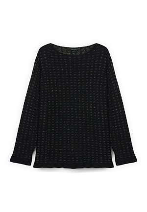 Schwarzer Strickpullover mit langen Ärmeln, einem strukturierten Muster und weitem Halsausschnitt. Leichtgewichtig, mit lockerem Schnitt und abgesteppten Kanten.