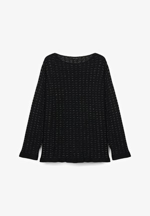 Schwarzer Strickpullover mit langen Ärmeln, einem strukturierten Muster und weitem Halsausschnitt. Leichtgewichtig, mit lockerem Schnitt und abgesteppten Kanten.
