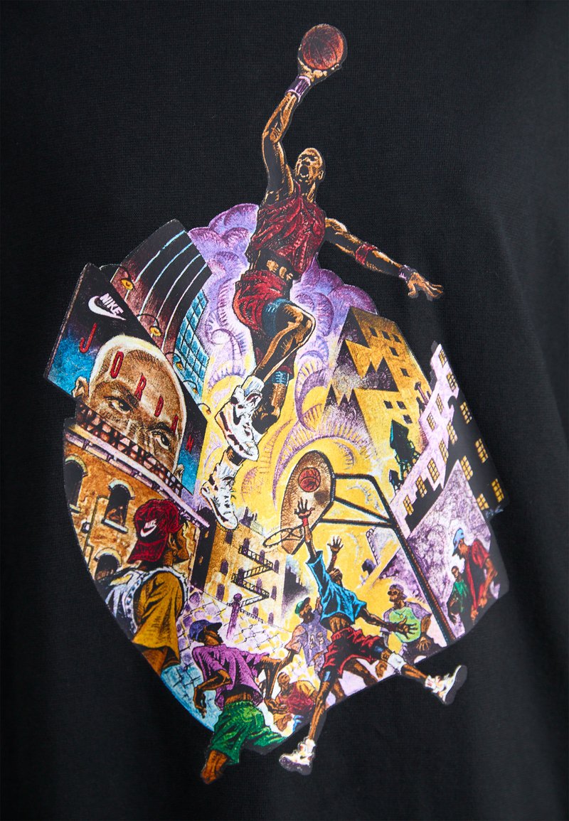 Camiseta negra con un gráfico colorido de un jugador de baloncesto en salto, rodeado de escenas urbanas y figuras.